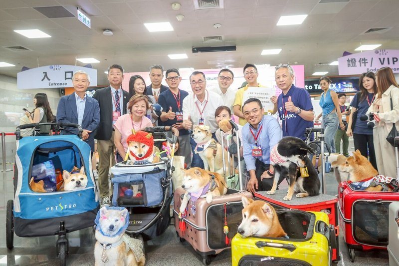 國民黨新北市長參選人李四川出席2026展昭台北寵物用品展，與飼主及毛孩開心合影，現場氣氛熱絡。圖／李四川競辦提供