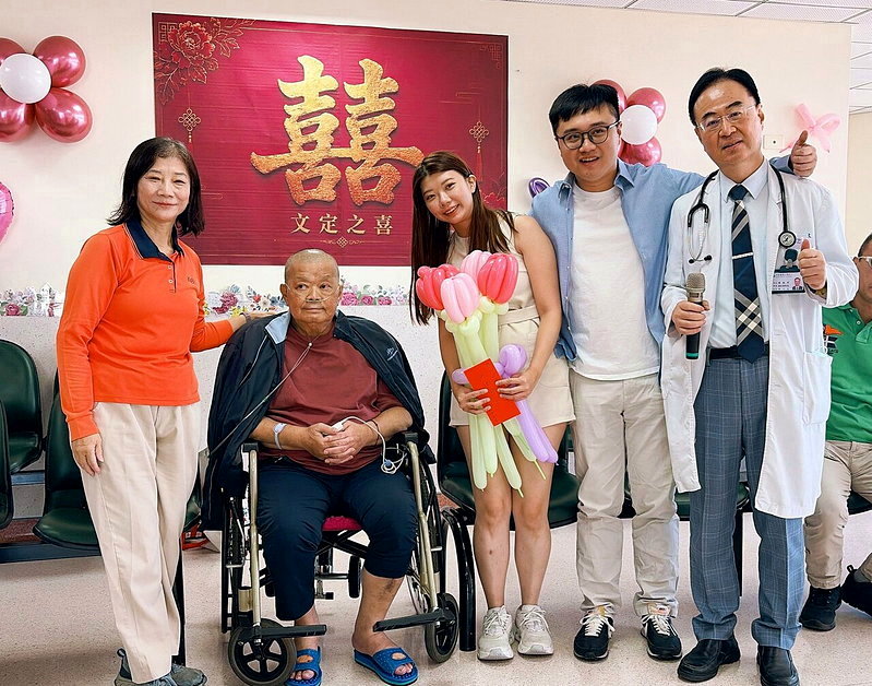 賴姓退休警（左二）在家人圍繞下，見證小女兒交換戒指、許下承諾圓夢，右一為醫師許人文。圖／烏日林新醫院提供