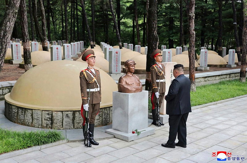 金正恩26日在平安南道檜倉郡的中國人民志願軍烈士陵園，憑弔毛岸英烈士墓。朝中社