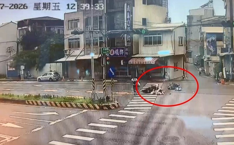 高市茶商75歲成姓老翁昨午騎機車送茶葉給客戶在橋頭區路口疑闖紅燈，和江姓女子附載3幼女的機車相撞，成男傷重不治。記者石秀華／翻攝