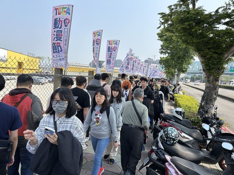 台中國際動漫節在台中國際展覽館登場，大批漫迷排隊排到高鐵東路。聯合報系資料照