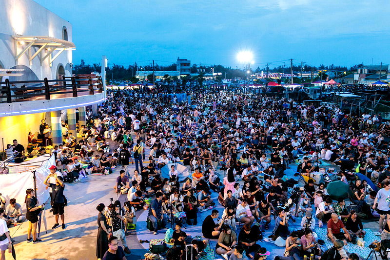 東石海之夏壓軸海上煙火秀施放1.8萬發煙火，絢麗煙火照亮東石港區夜空，吸引約7萬人次到場欣賞。圖／嘉義縣政府提供