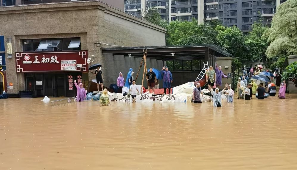 广西一小区业主挖土自制沙袋筑防线，守住地下停车库上千台车