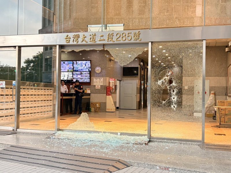 台中商辦今清晨遭人連轟13槍。記者曾健祐/翻攝