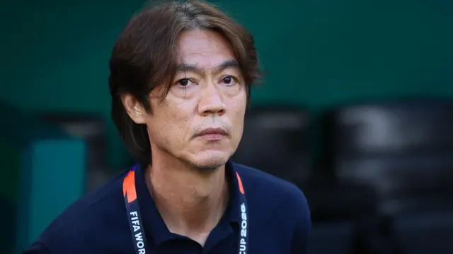 墨西哥蒙特雷FIFA世界杯A组南非对南韩赛事现场，韩国主教练洪明甫在球场观察（24/6/2026）