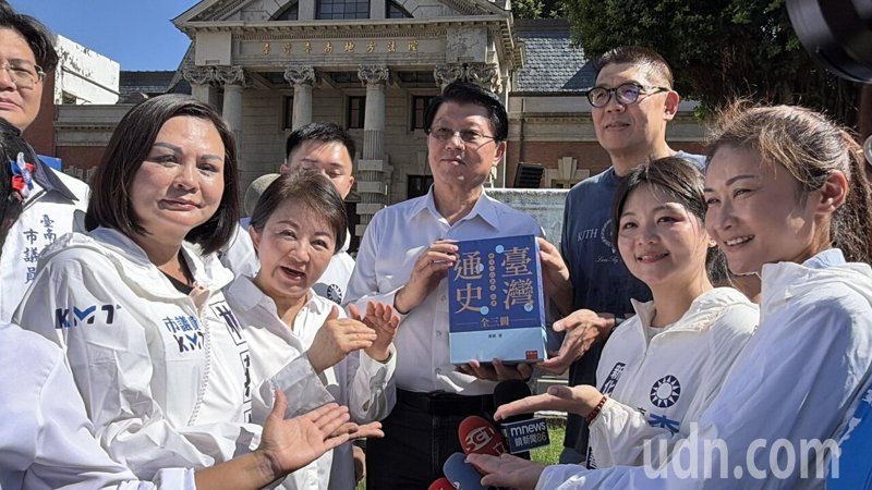 台中市長盧秀燕(前左二)昨偕同國民黨前副主席連勝文(後右一)到台南力挺謝龍介(中),第一站到連家故居「馬兵營舊址」,並贈送台灣通史給謝龍介。記者吳淑玲/攝影