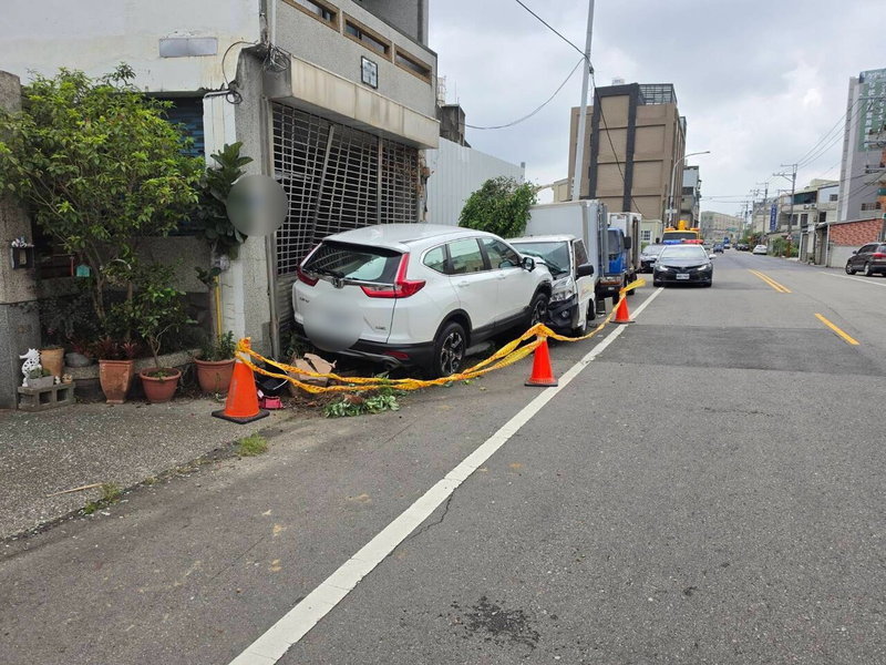 黃姓工程師疑似突發低血糖導致意識模糊，昨天駕車行經苗栗縣頭份市信義路時，車子突然偏往對向車道衝撞83歲鄧姓老翁駕駛的電動代步車及路邊停放車輛，老翁送醫後傷重不治，車禍原因及責任有待調查釐清。圖／民眾提供