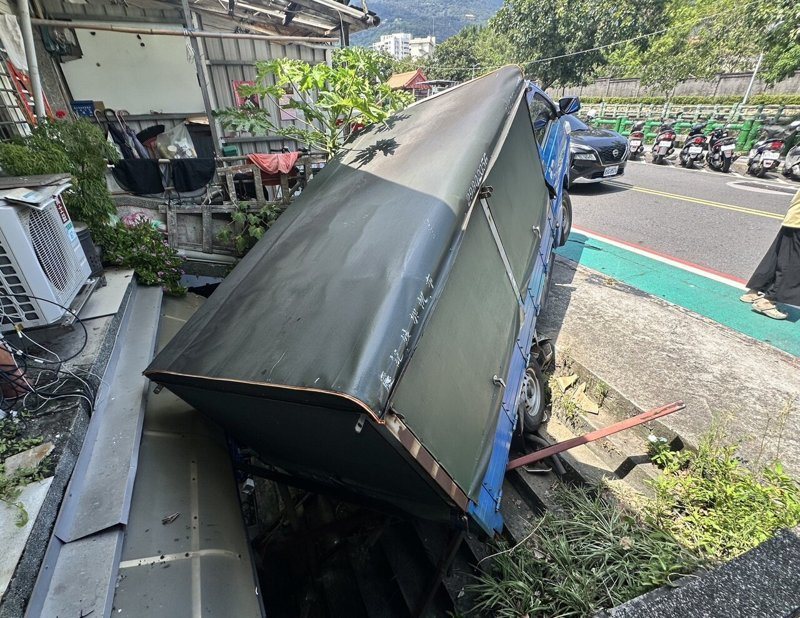 車輛後續墜落路旁邊坡階梯,所幸未波及其他人員。圖/警方提供