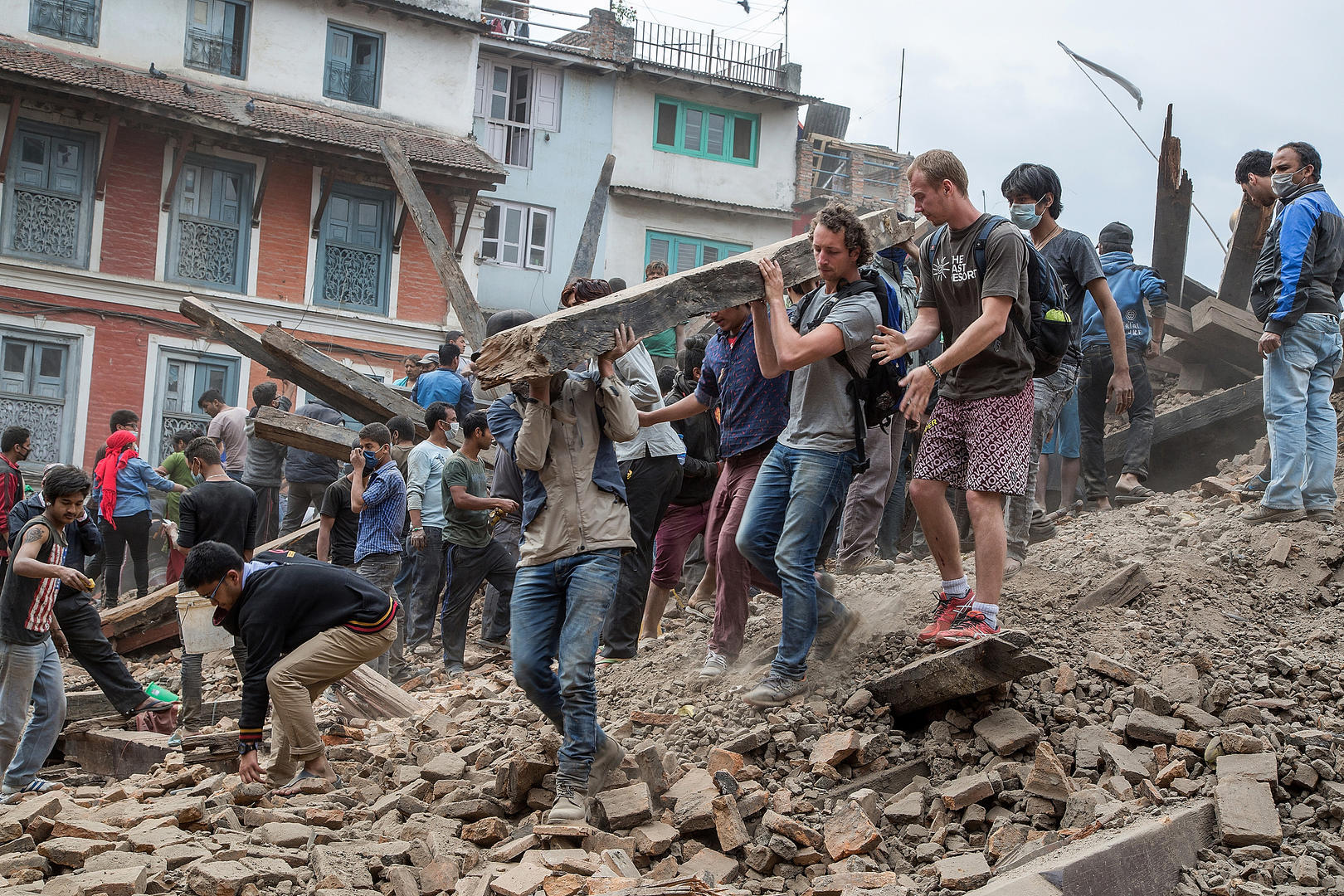 ▲当地时间2015年4月25日,尼泊尔发生8.1级地震,杜巴广场救援进行中(图据视觉中国)