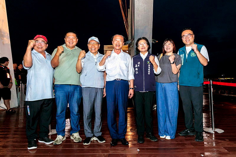 嘉義縣長翁章梁（中）與東石鄉長林俊雄（左三）等人到東石漁人碼頭與民眾一同欣賞壓軸煙火秀。圖／嘉義縣政府提供
