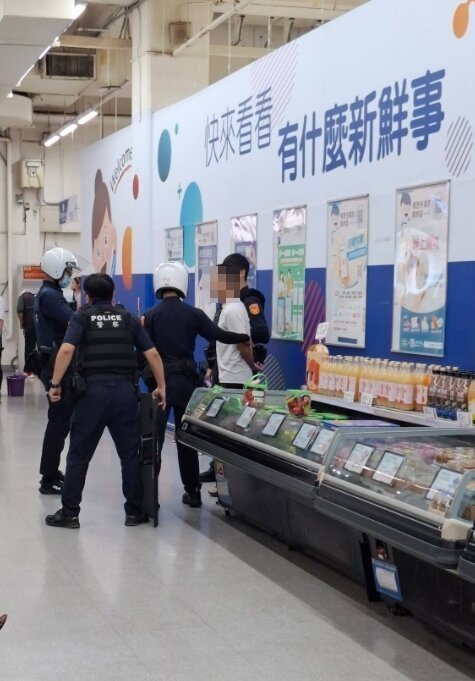 張嫌犯案後立即被量販店員工合力壓制,員警獲報趕抵依準現行犯逮捕。圖/截自臉書林口大家庭LinKou-Family