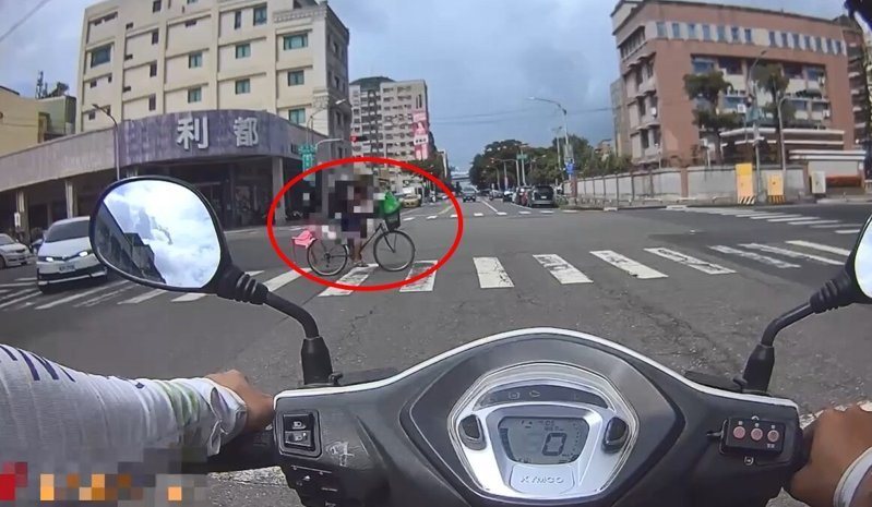 77歲吳姓老翁昨天上午9時20分許騎單車行經高市佛公路與后安路口,因左右搖晃被警方攔查,測出有酒駕行為吞罰。記者石秀華/翻攝