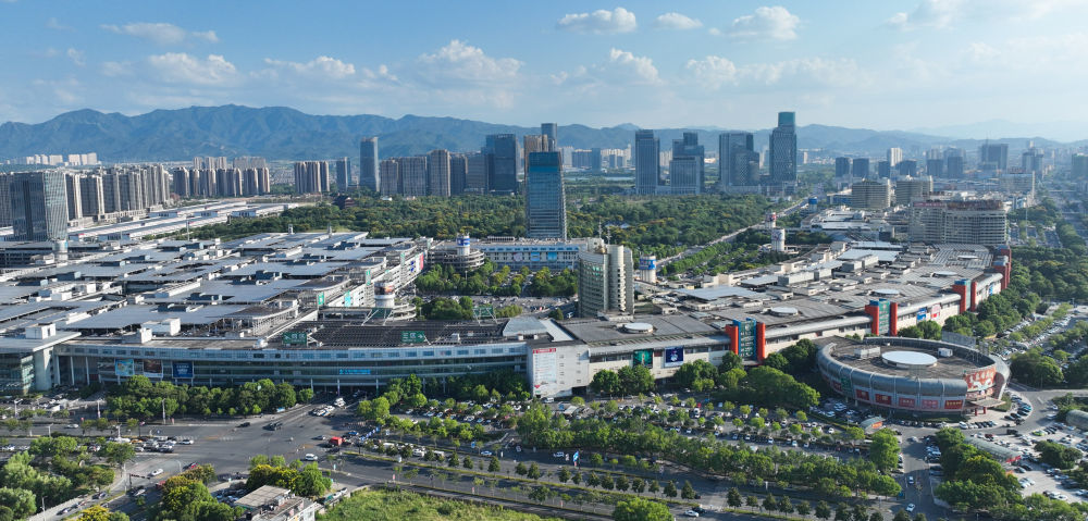 鸟瞰义乌国际商贸城(2024年9月6日摄,无人机照片)。新华社发(何锦程 摄)