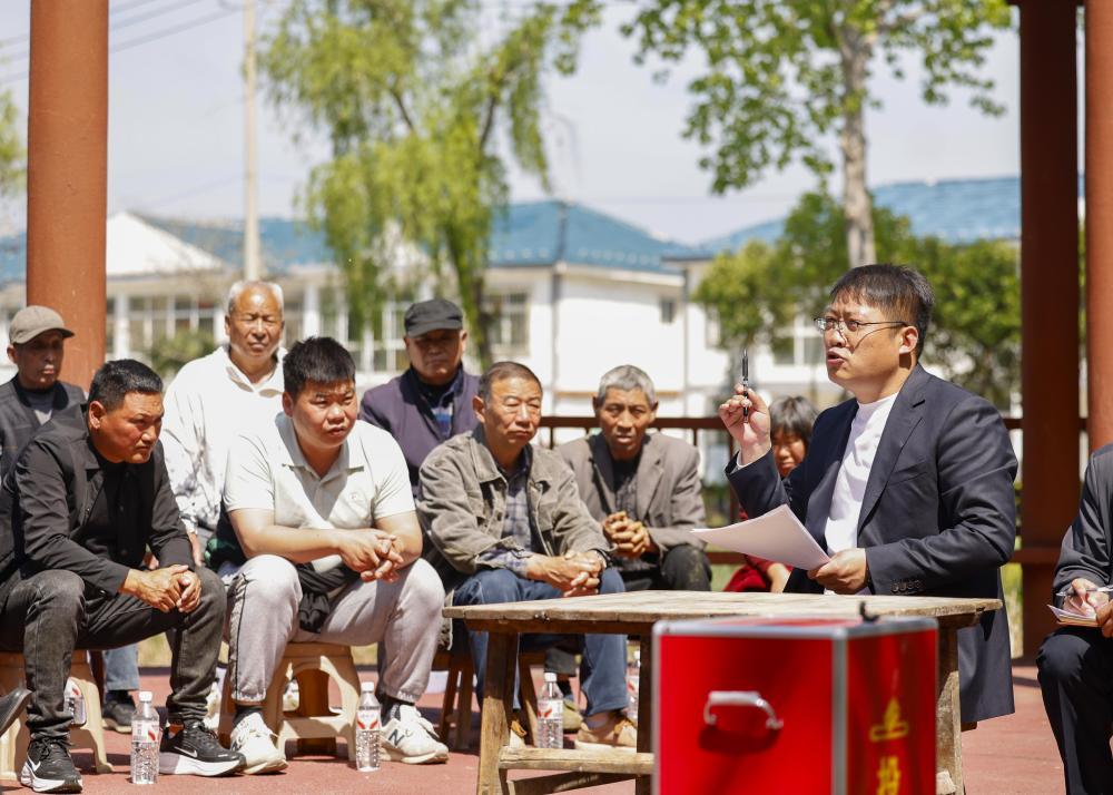 2026年4月19日，江苏省宿迁市泗洪县上塘镇垫湖村党委书记（右一）向村民代表介绍今年拟办的民生实事。新华社发（许昌亮 摄）