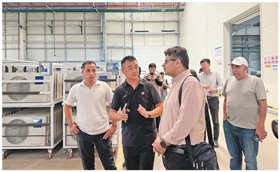 中埃媒体记者在位于埃及斋月十日城的海尔埃及生态园了解企业发展情况。本报记者 戴楷然摄