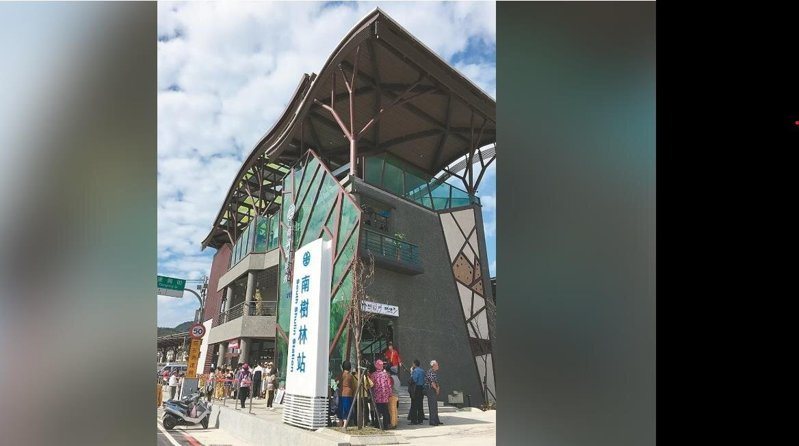 台鐵南樹林站今晚驚傳女子侵入軌道，遭區間列車擦撞事故，幸無生命危險。圖／聯合報系資料照