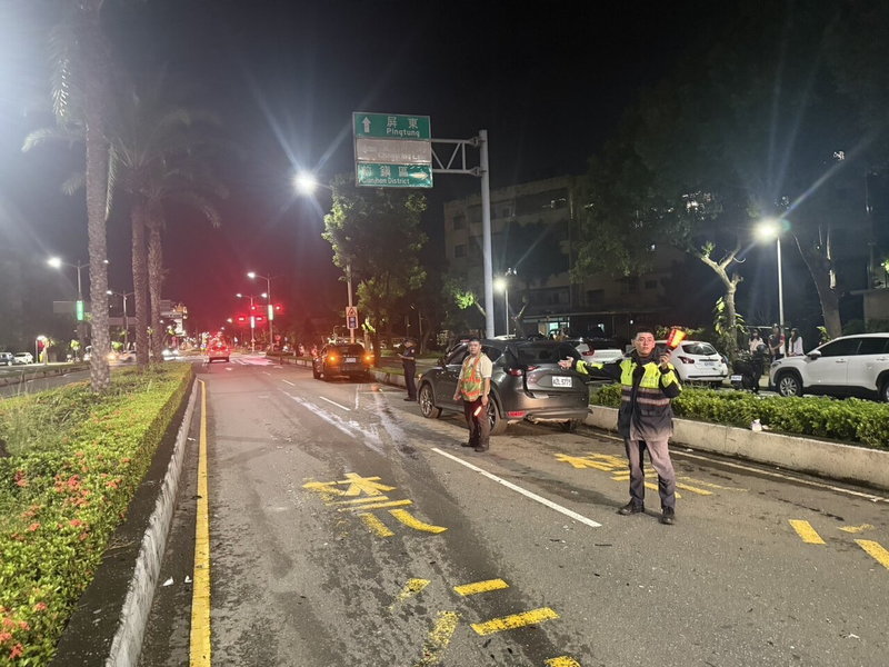 楊姓女子昨晚駕車載6歲兒子及外籍保母，在高市國泰路二段快車道迴轉遭對向車撞擊，釀4人受傷。記者石秀華／翻攝