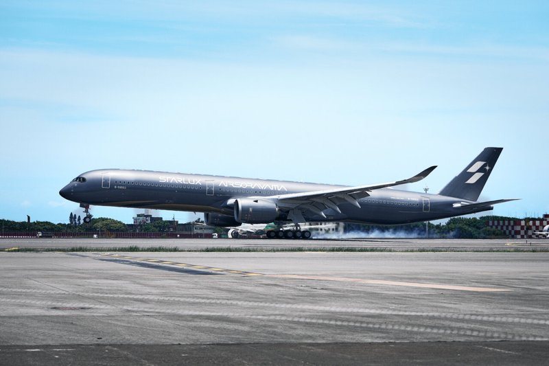 星宇航空首架藝術機「STARLUX AIRSORAYAMA 空山銀」，由星宇航空董事長張國煒親赴法國土魯斯接機，並親自駕駛這架全新A350-1000，於今上午11時降落桃園機場。圖／星宇航空提供