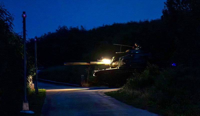 漢光42號演習持續進行,第一作戰區8日夜間模擬彈藥庫遭敵軍特工襲擾,部隊接獲應援命令後,派遣M60A3戰車等裝備迅速抵達被支援單位,運用M240機槍等車裝武器進行火力壓制。澎湖防衛部提供/中央社 中央通訊社