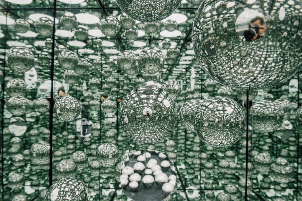 2017年，卓纳画廊展出的《无限镜屋——让我们永远活下去》。