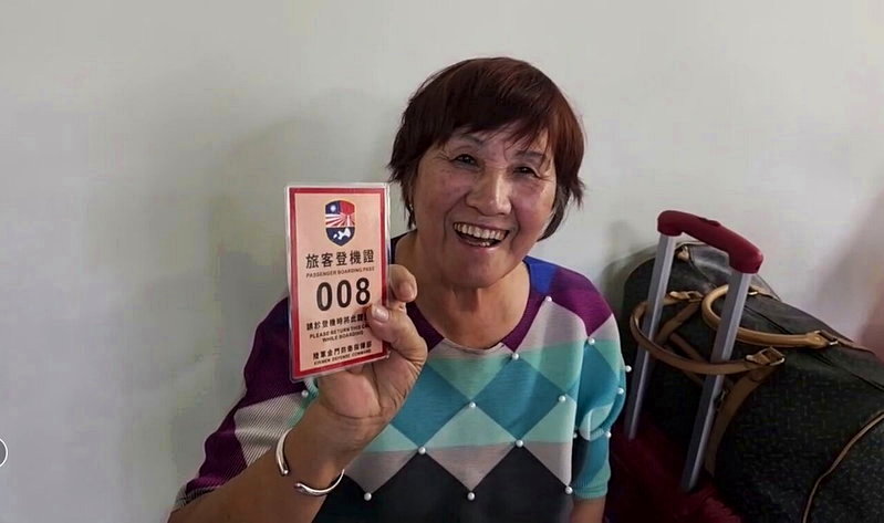 國防部今天出動3架次軍機協助輸運旅客返台，有旅客順利排到軍機機位，相當開心，直說「終於可以回家了」。記者蔡家蓁／攝影