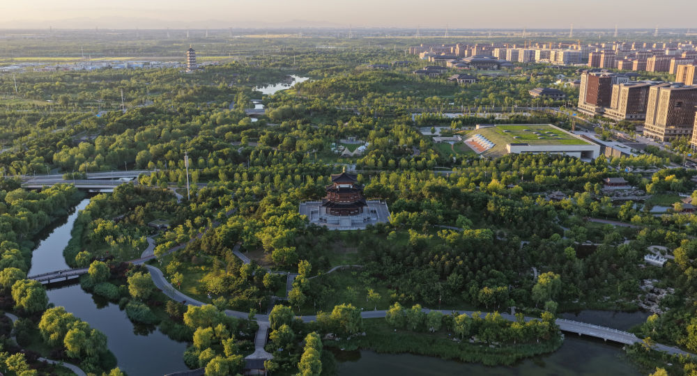 这是在河北雄安新区悦容公园拍摄的初夏景色（2026年5月28日摄，无人机照片）。新华社记者 苏凯洋 摄