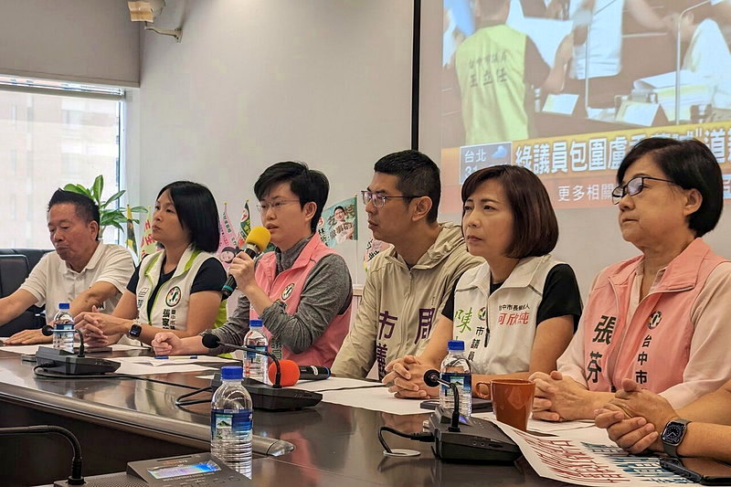 民進黨議員陳俞融(左三)控,昨日衝上備詢台舉牌時,被國民黨議員賴義鍠暴力推擠,要求賴道歉並送紀律委員會,不排除提告。記者陳敬丰/攝影