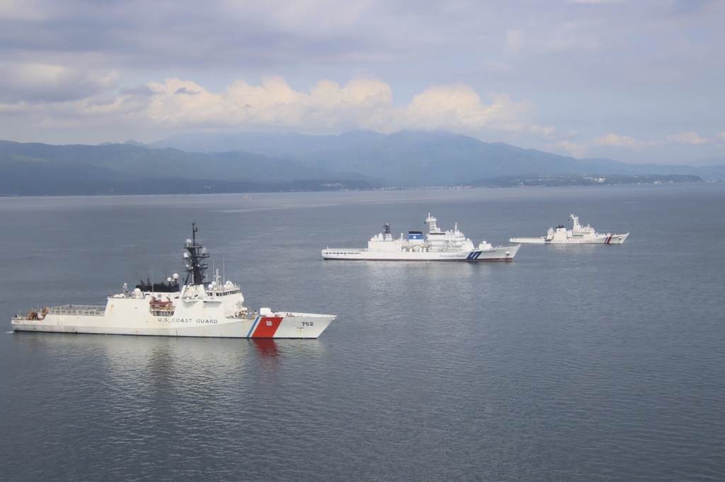 2025年6月20日星期五，美國海岸警衛隊（左）、日本海上保安廳（中）和菲律賓海岸警衛隊的巡邏艇在日本南部鹿兒島縣附近海域進行聯合訓練。 