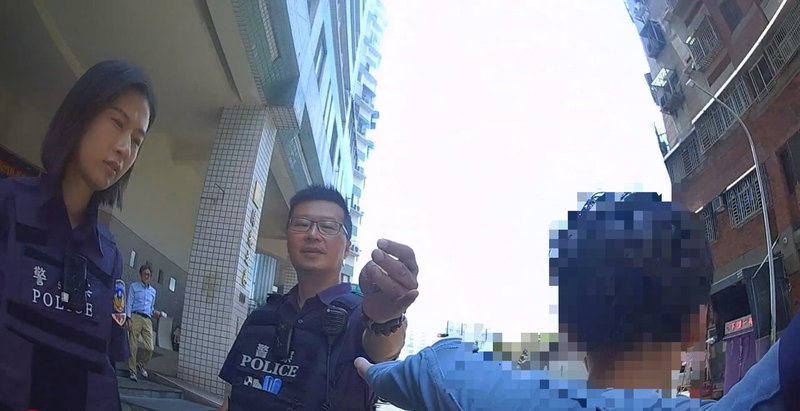 台中市一名12歲男童瀏覽網路時，險遭詐騙，寄出SIM卡，超商店員發現後，報警到場。圖／第四警分局提供