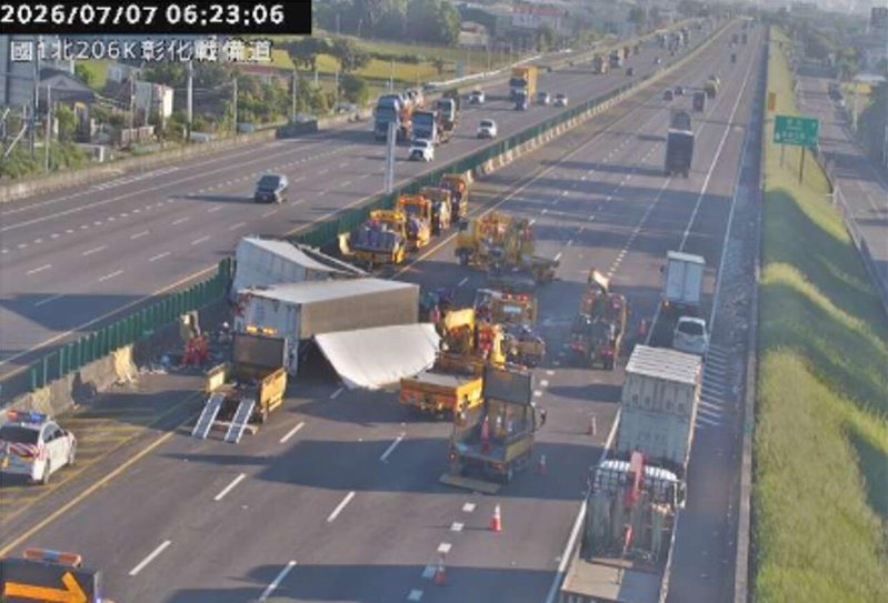 國道1號北上206K發生1聯結車撞護欄後翻覆事故，目前占用內中車道，散落物占用全車道，回堵1公里。圖／取自高公局1968即時路況