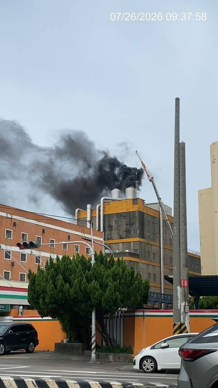 福壽實業沙鹿區沙田路廠房今天上午發生火警,冒出黑色濃煙,附近居民擔心空汙報案。圖/民眾提供
