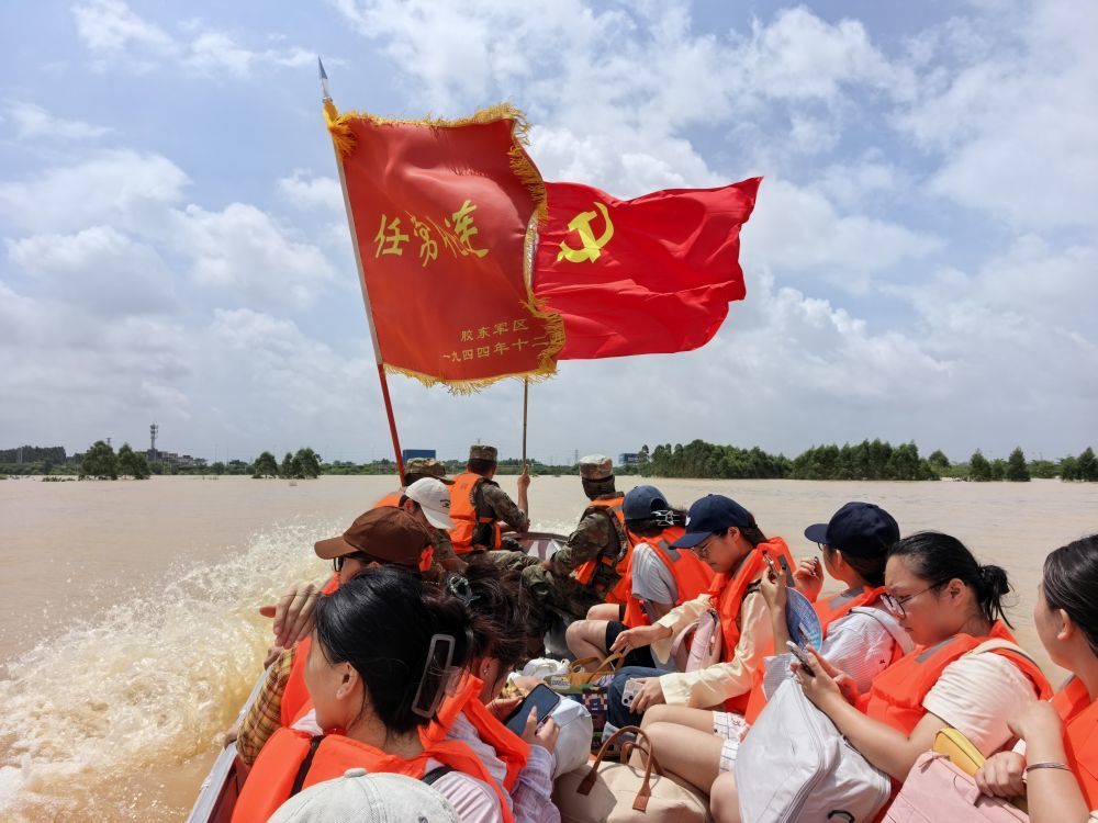 在广西贵港市西江教育园区，南部战区陆军某旅官兵驾驶冲锋舟转运被困师生（2026年7月9日摄）。新华社发（王明城 摄）