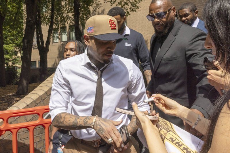 美國R&B歌手克里斯小子（Chris Brown）今天在倫敦出庭應訊，針對他2023年遭控在倫敦一家夜店襲擊音樂製作人，涉嫌鬥毆一事認罪。 歐新社