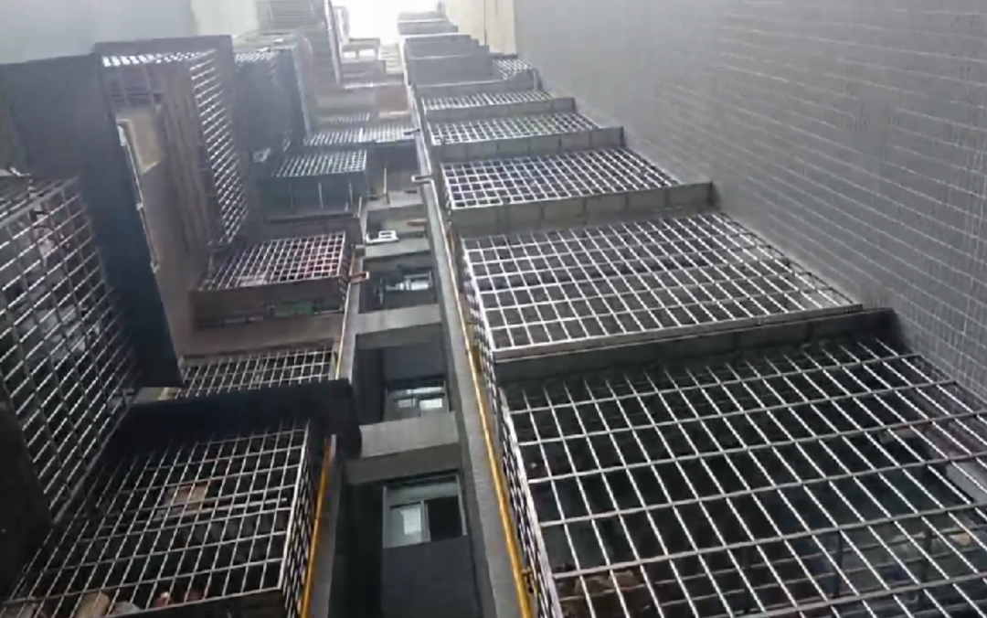 楼上住户安装的防盗窗