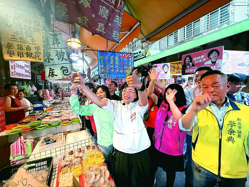 民進黨新北市長參選人蘇巧慧（右三）昨到三重大同市場掃街。記者葉德正／攝影