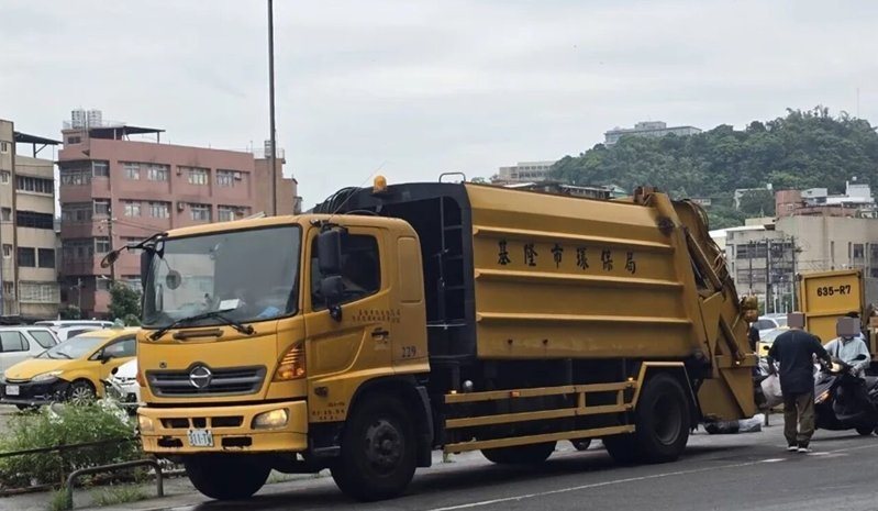 基隆一名老婦站在垃圾車後方，遭資源回收車撞傷，法院判環保局要國賠近百萬元，示意圖非事故現場／記者游明煌攝影