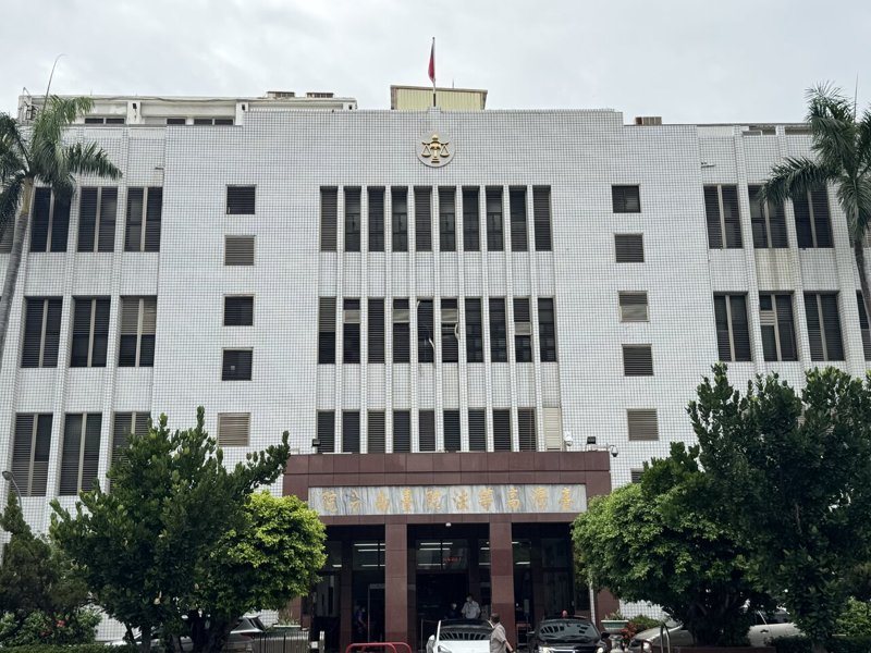 黃姓男子偷拍二名少女大腿根部及褲底，一審依妨害秘密罪判刑2年，黃上訴表示父母雙亡、須扶養祖母，真心悔過並願賠償，二審改判一年並獲緩刑。聯合報系資料照