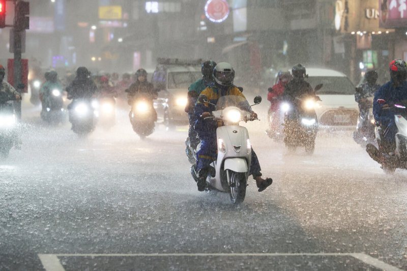 台灣天氣不穩定，易有短延時強降雨，目前南部已有<a href='/search/tagging/2/豪雨' rel='豪雨' data-rel='/2/105038' class='tag'><strong>豪雨</strong></a>或以上等級雨勢出現。圖／聯合報系資料照片