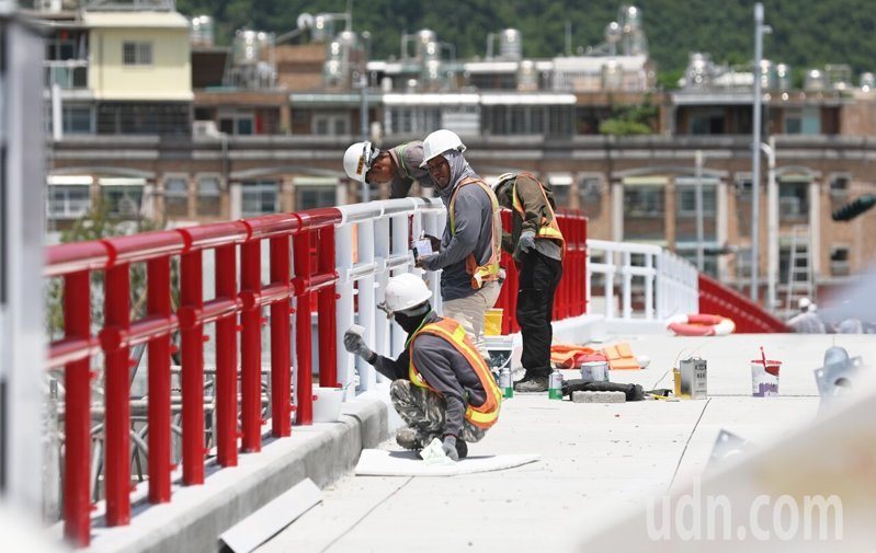 高雄九如橋「鳥居欄杆」引爆爭議,掀起美學爭議,市府事後已將紅色欄杆改漆為白色,並增設防墜網。記者劉學聖/攝影
