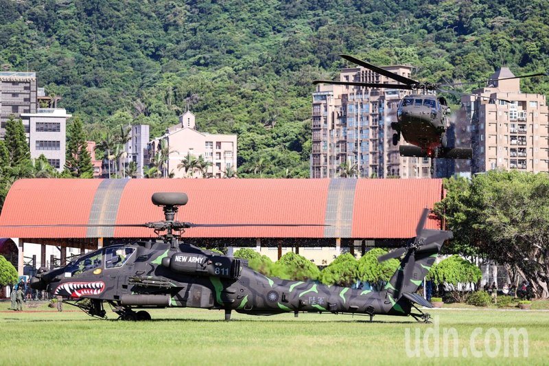 國防部明天將於台北復興崗營區舉辦「2026全國空氣軟槍競技射擊比賽－北區初賽」活動。由AH-64E阿帕契（左）與UH-60M黑鷹直升機（右）降落揭開序幕。記者林伯東／攝影