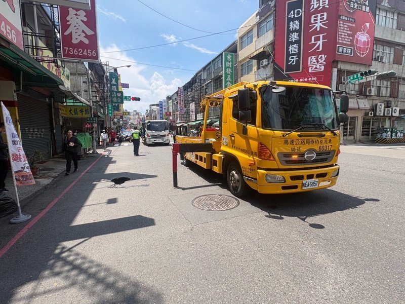 屏東市出現天坑，屏東市廣東路上靠近華正路路口附近，今天上午10時58分大貨車陷落路面，出現直徑約一公尺坑洞。圖／警方提供