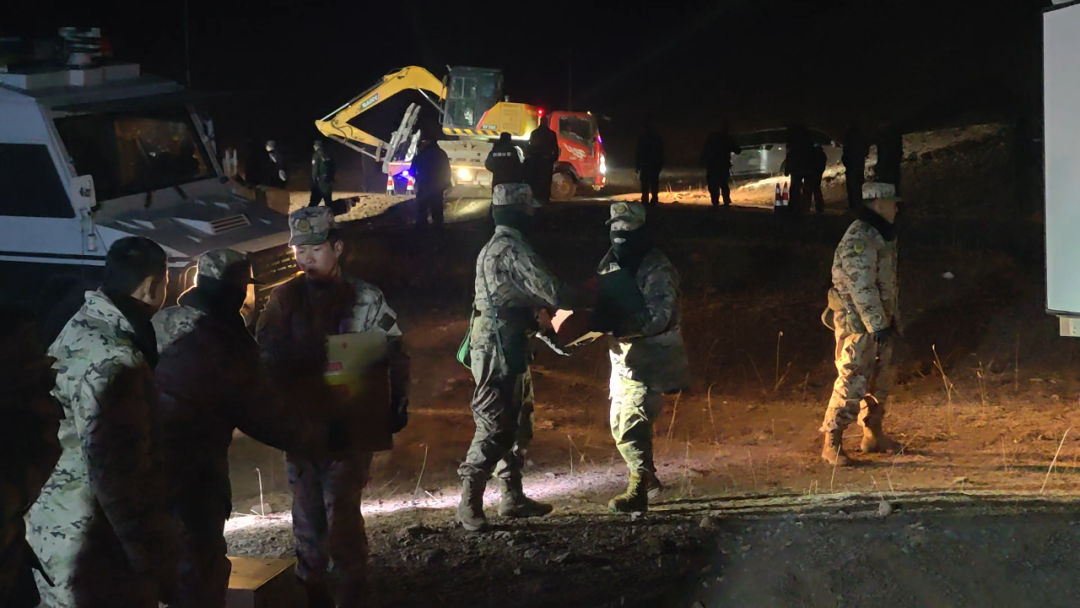 多图丨西藏那曲发生7.0级地震，西部战区官兵连夜救援