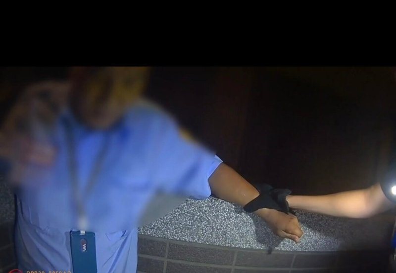 警方扶著保全員盤問,保全員還是抖不停。記者鄭國樑/翻攝