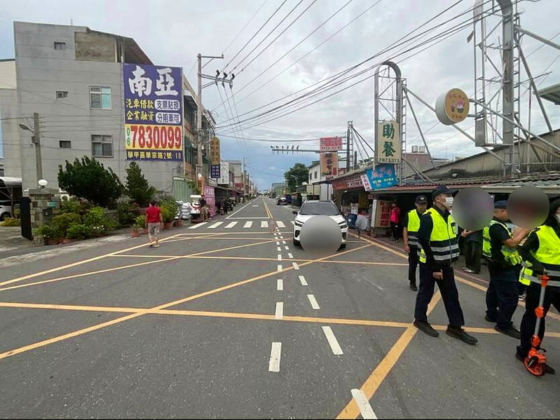南市七股傳死亡車禍，男大生駕車載4人疑恍惚撞死路旁蚵女，圖為事故現場。記者謝進盛／翻攝