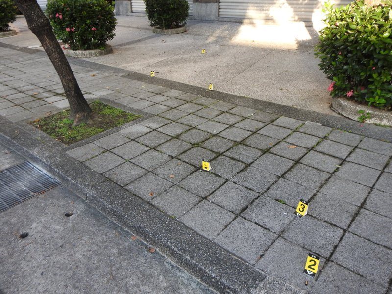 新北市江姓男子疑因債務糾紛昨深夜遭砍1刀,江男不滿遭力今天凌晨負傷涉嫌在三峽區連開數槍洩憤後,再持槍投案。記者王長鼎/翻攝