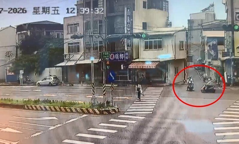 高市茶商75歲成姓老翁昨午騎機車送茶葉給客戶在橋頭區路口疑闖紅燈，和江姓女子附載3幼女的機車相撞，成男傷重不治。記者石秀華／翻攝