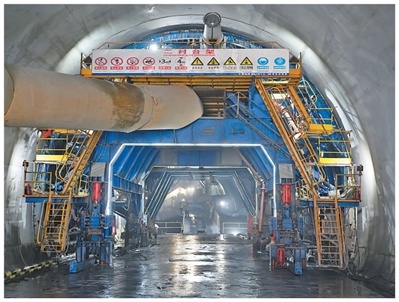 中吉乌铁路乌鲁姆巴什1号隧道施工现场。　　本报记者 张志文摄