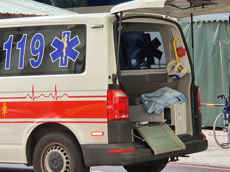 救護人員將墜樓女子送醫。圖為救護車示意圖。圖/資料照