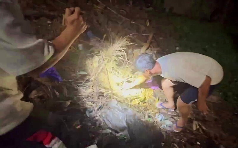涉嫌酒駕撞死學生的陳男，到案發現場找出拆下的車牌。圖／警方提供