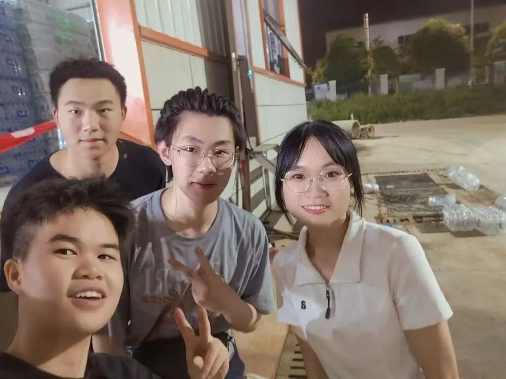 辛子瑜、吴与伦和现场结识的青年志愿者合影